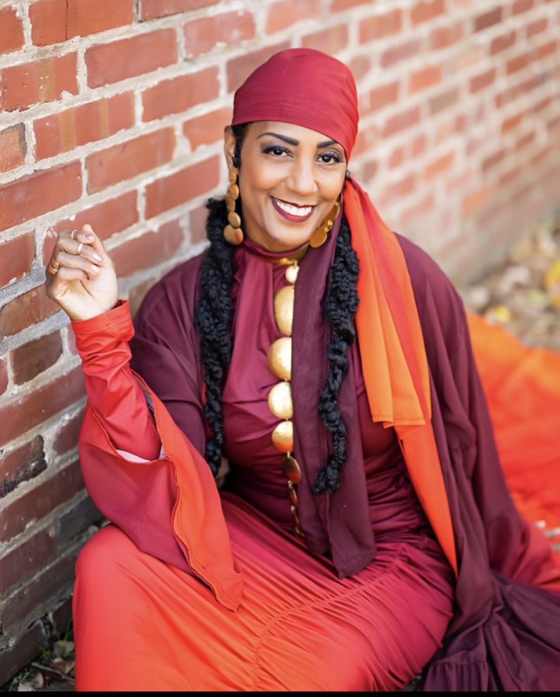 Yvette Spears in red, plum and orange attire — Jazz. Story. Culture.